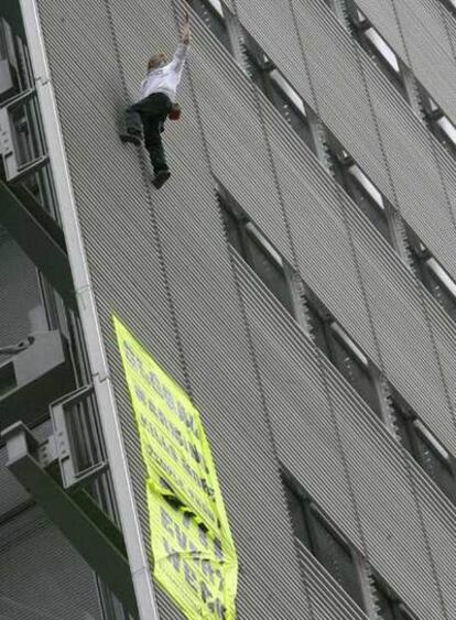 Alain Robert ha aprovechado la estructura que adorna la fachada para una ascensión para alertar sobre el cambio climático