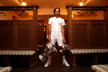 Feliciano López posa en el vestuario con los trofeos del torneo de Queen's.