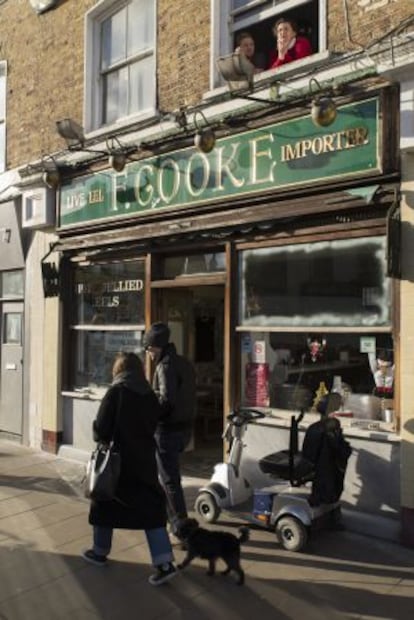 El restaurante F. Cooke sirve anguilas con puré de patatas desde 1900 en el número 9 de Broadway Market. Por las noches alberga un club de ginebra.