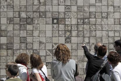 Un grupo de personas contempla el mural, integrado como una nueva referencia del parque de Castrelos.