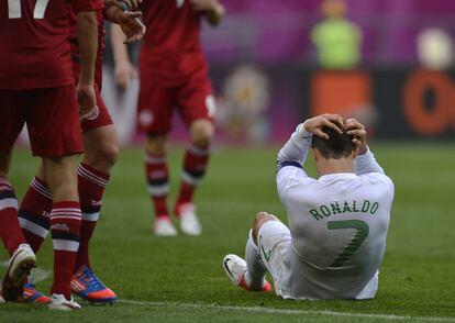 Cristiano Ronaldo se lamenta.