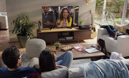 Una familia ve una serie de Netflix en su televisor. 
