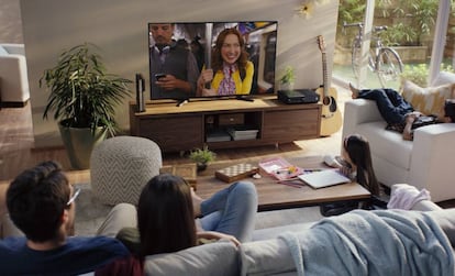 Una familia ve una serie de Netflix en su televisor.
