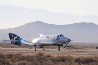 La nave SpaceShipTwo regresa al aeropuerto de Mojave (California), después de alcanzar con éxito el espacio.