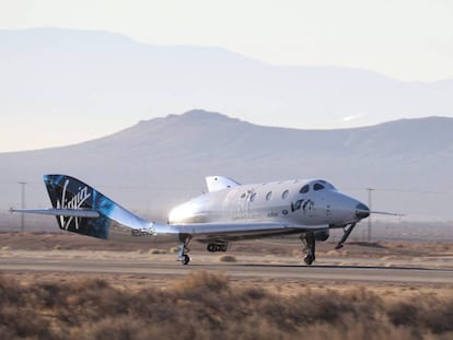 La nave SpaceShipTwo regresa al aeropuerto de Mojave (California), después de alcanzar con éxito el espacio.