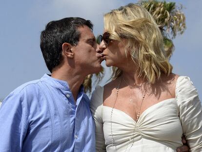 El beso del nuevo matrimonio formado por Manuel Valls y Susana Gallardo.