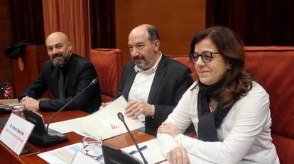Saül Gordillo, Vicent Sanchis y Núria LLorach en la comparecencia en la comisión de la CCMA del Parlament.