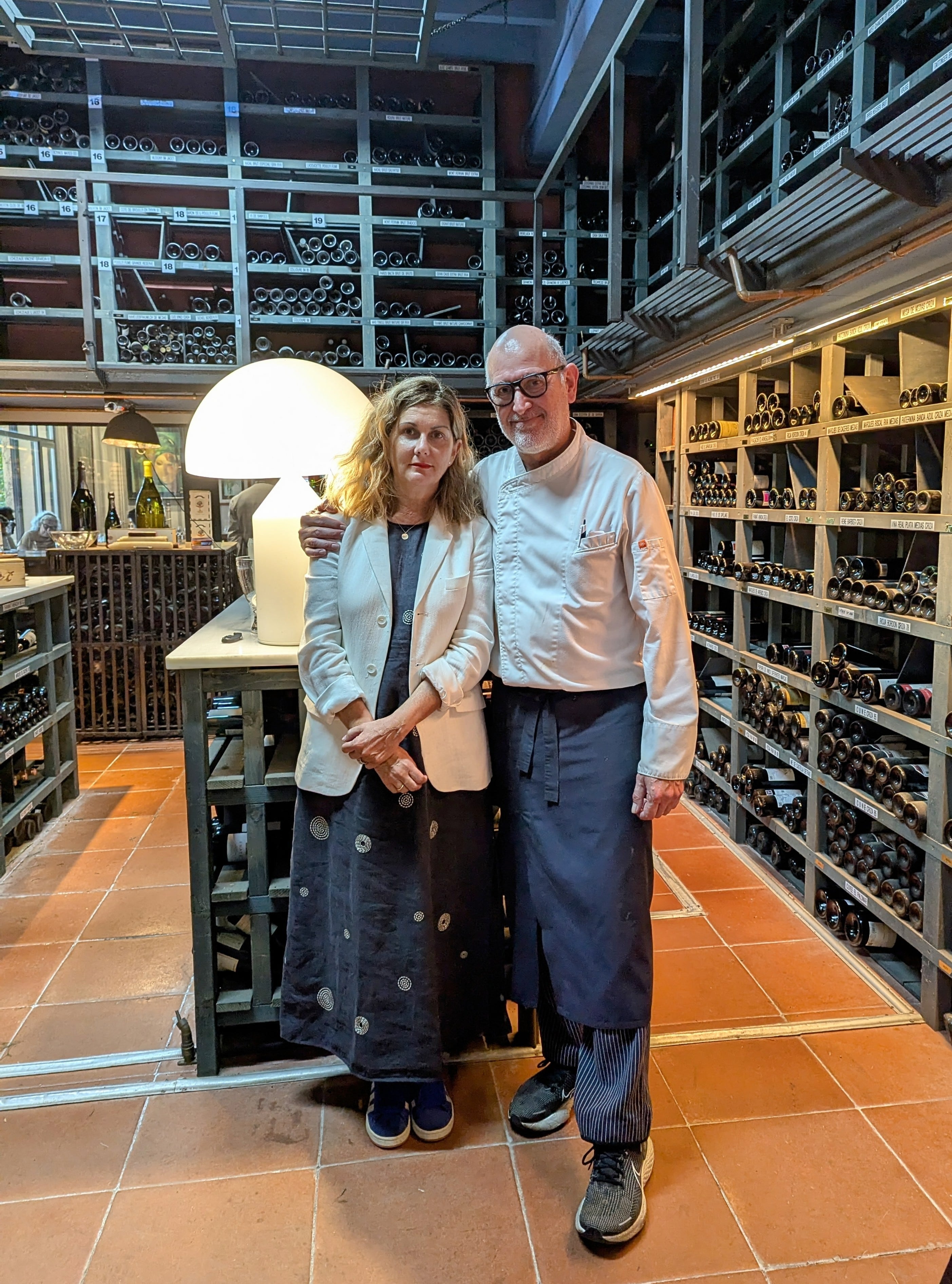 Raimon Braun Rexach y su esposa Marta Aulestia en la bodega del Hispania