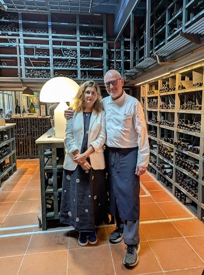 Raimon Braun Rexach y su esposa Marta Aulestia en la bodega del Hispania