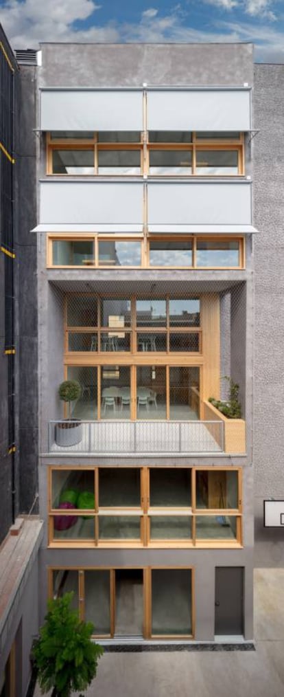 Fachada trasera de la sede de la Fundación Germina, obra de Fermín Vázquez (estudio b 720), en Badalona (Barcelona).