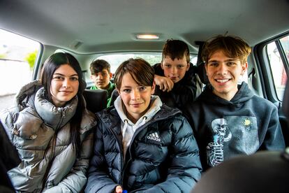 Niños refugiados ucranios se preparan para salir de excursión por Irlanda con Lily Luzán, en Castlebar, Mayo. 