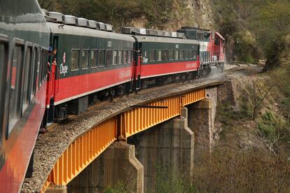 El Chepe y los invisibles de la Sierra Tarahumara. En la novela ‘El tren pasa primero’ (2005), la mexicana Elena Poniatowska escribe: “Los trenes y la estación eran dos muy buenas razones para estar sobre la tierra y mirar el lado soleado de la vida. Para el adolescente, la estación era una puerta a lo desconocido, a ese gran país que era el suyo y que algún día recorrería, al mundo ancho y generoso al que quería pertenecer”. Los ferrocarriles mexicanos se privatizaron a inicios de los noventa y, desde entonces, con la necesaria excepción ‘de facto’ que por décadas representó ‘la bestia’ —los cargueros que abordan los migrantes—, solo sobrevivió un tren de pasajeros: el Chihuahua-Pacífico, conocido por su acrónimo El Chepe, gracias a un doble esquema que permitía un viaje alucinante a los turistas al borde de las Barrancas del Cobre y a los locales un trayecto más amable que las endemoniadas carreteras de montaña. Hace poco, Ferromex, la empresa que opera el tren, rediseñó su propuesta turística hacia un viaje exclusivo, pero también sigue siendo posible abordar el convoy de los locales, una aproximación más genuina y realista a la complejidad de las Barrancas.