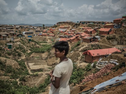 Un niño observa la periferia del campo de Kutupalong, donde las organizaciones humanitarias refuerzan los cimientos de los refugios construidos para los desplazados rohinyás.