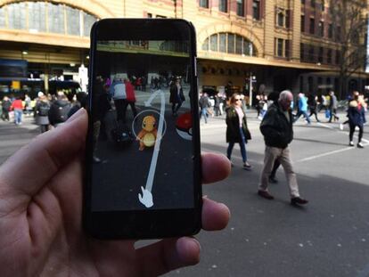 Una persona jugant al nou Pokémon Go als carrers de Melbourne, Austràlia.