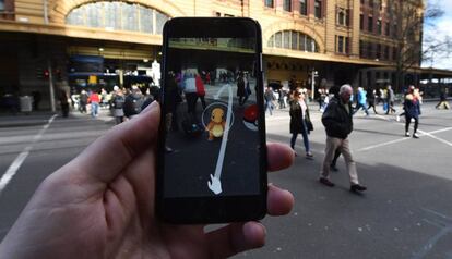 Una persona jugant al nou Pokémon Go als carrers de Melbourne, Austràlia.