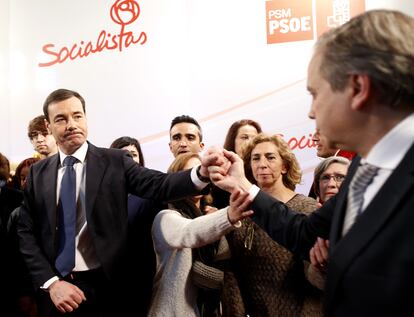 El hasta hoy secretario general del PSM y candidato autonómico en los comicios de mayo en Madrid, Tomás Gómez (i), saluda al candidato del partido a la Alcaldía de Madrid, Antonio Miguel Carmona, a su llegada a la sala donde ofreció una rueda de prensa tras ser destituido por la Ejecutiva del PSOE.