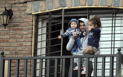 Luis S&uacute;arez, con sus hijos, en el balc&oacute;n de su casa de Montevideo.