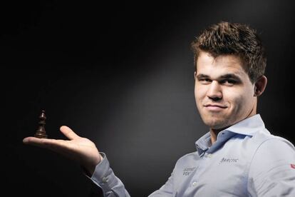 Magnus Carlsen posa con su pieza favorita en el ajedrez, el alfil, en junio pasado en París.