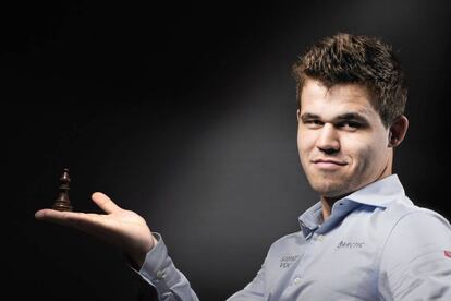 Magnus Carlsen posa con su pieza favorita en el ajedrez, el alfil, en junio pasado en Par&iacute;s.