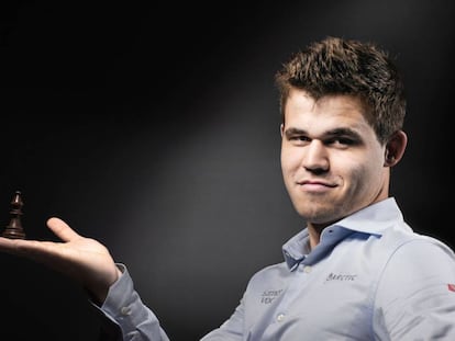 Magnus Carlsen posa con su pieza favorita en el ajedrez, el alfil, en junio pasado en Par&iacute;s.