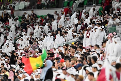 Aficionados de Catar abandonan el estadio en medio del partido frente a Senegal. 