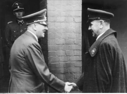 Adolf Hitler (l) and Ante Pavelić in 1944. 