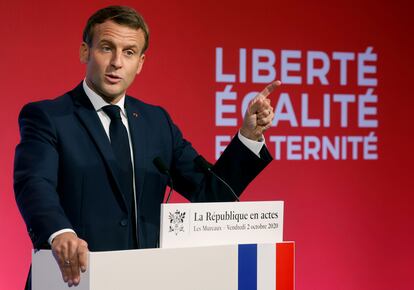 El presidente Emmanuel Macron, al final del discurso sobre el separatismo en Les Mureaux (Francia), el pasado octubre.