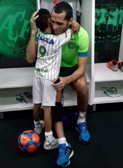 Richard conheceu o ídolo Neto na Arena Condá.