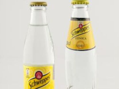 A la izquierda, botell&iacute;n de t&oacute;nica Schweppes de Coca-Cola. A la derecha, la bebida que se vende y produce en Espa&ntilde;a, del grupo japon&eacute;s Suntory.