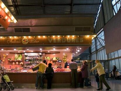 Foto de archivo del mercado de la Llibertat del barrio barcelon&eacute;s de Gr&agrave;cia.