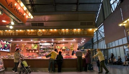 Foto de archivo del mercado de la Llibertat del barrio barcelon&eacute;s de Gr&agrave;cia.