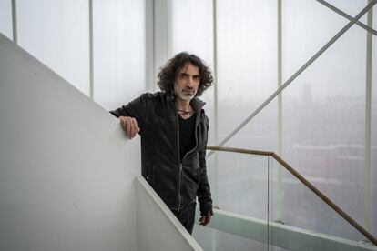 El actor y artista visual libanés Rabih Mroué en el Centro Cultural Conde Duque este jueves, donde presentará su obra 'Riding on a Cloud'