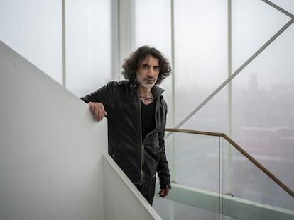 El actor y artista visual libanés Rabih Mroué en el Centro Cultural Conde Duque este jueves, donde presentará su obra 'Riding on a Cloud'