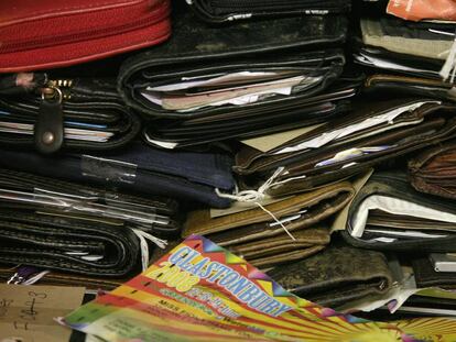 La sala de objetos perdidos del Festival de Glastonbury (Reino Unido), atestada de carteras.