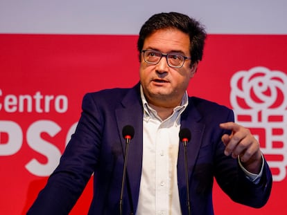 MADRID, 05/12/2024.- El ministro para la Transformación Digital y de la Función Pública, Óscar López, interviene durante la presentación de su candidatura a secretario general del PSOE de Madrid este jueves, en la agrupación socialista del distrito centro de la capital. EFE/ Daniel González