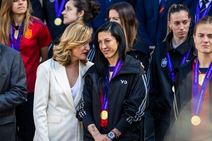 La ministra de Educación, Pilar Alegría, charla con Jenni Hermoso durante el recibimiento en el palacio de la Moncloa a la selección española femenina, este jueves. 