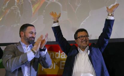 El líder de Vox, Santiago Abascal, y Francisco Serrano, el líder del partido en Andalucía, celebran su éxito en las elecciones andaluzas.