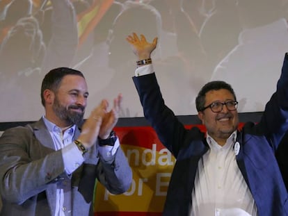 El líder de Vox, Santiago Abascal, y Francisco Serrano, el líder del partido en Andalucía, celebran su éxito en las elecciones andaluzas.