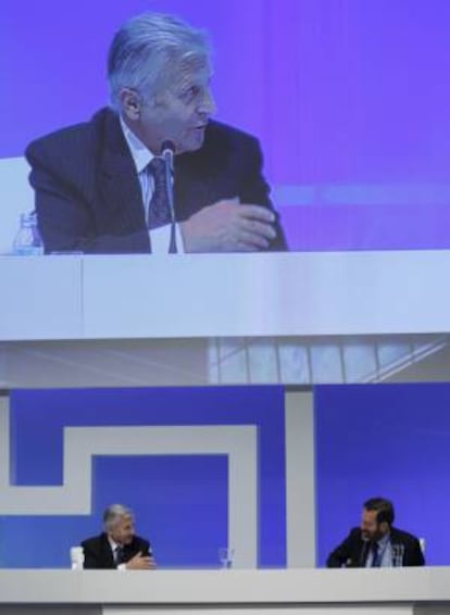El ex presidente del BCE, Jean Claude Trichet (i), conversa con el economista y empresario Guillermo de la Dehesa durante el Alumni Forum 2012 de IE Business School, celebrado hoy en Madrid.