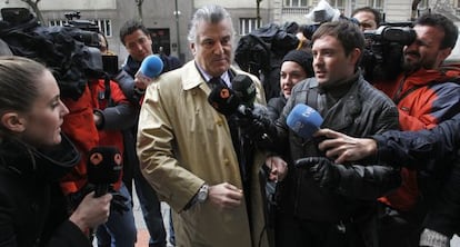 Luis Barcenas, rodeado de periodistas, llega a su domicilio del distrito de Salamanca, de Madrid.
