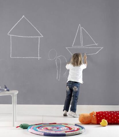 Los niños pueden plasmar su imaginación con una pared pintada con pizarra/Cuarto Color