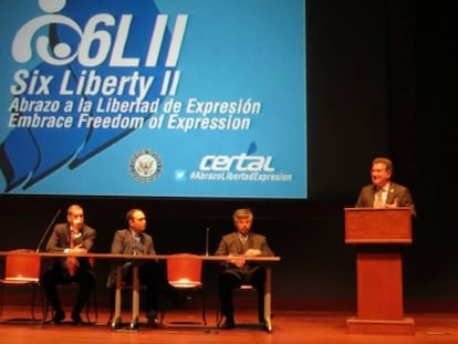 El congresista Joe García durante su intervención en las jornadas sobre libertad de expresión de Certal.