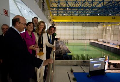 La ministra de Ciencia, Cristina Garmendia (en el centro), junto a la vicepresidenta del Gobierno de Cantabria, Lola Gorostiaga (izquierda), y el presidente de la región, Miguel Ángel Revilla, ayer en la inauguración.