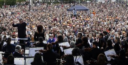 José Ramón Encinar dirige a la Orquesta y Coro de RTVE en el concierto ofrecido el domingo en la plaza de Oriente de Madrid.