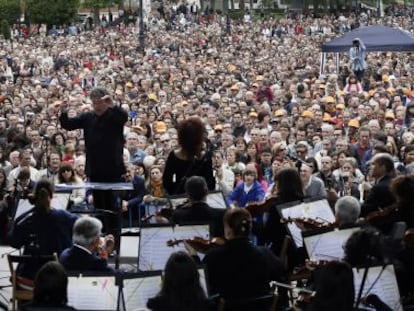 Jos&eacute; Ram&oacute;n Encinar dirige a la Orquesta y Coro de RTVE en el concierto ofrecido el domingo en la plaza de Oriente de Madrid.