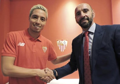 Nasri con Monchi, tras la firma.