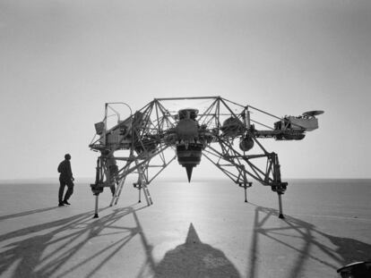 Neil Armstrong en la base Edwards Air Force en 1964, junto al módulo lunar, diseñado por Thomas J. Kelly y su equipo y fabricado por Bell Aerosystems. |