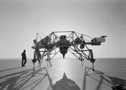 Neil Armstrong en la base Edwards Air Force en 1964, junto al módulo lunar, diseñado por Thomas J. Kelly y su equipo y fabricado por Bell Aerosystems. |