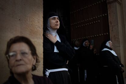 Un grupo de monjas en la entrada de un convento durante la procesión del Cristo del Santo Entierro, el Viernes Santo en Ronda. 