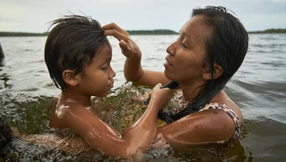 Tupi toma banho com seu filho de 10 anos.